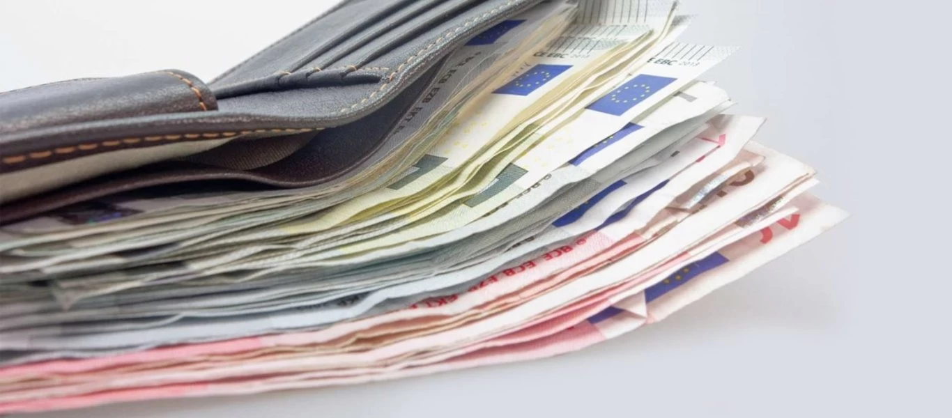 Υπόδειγμα ανθρωπιάς - Εντόπισε πορτοφόλι τουρίστα γεμάτο λεφτά και το παρέδωσε